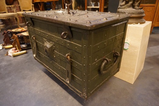 старинный чугунный ящик 18 век