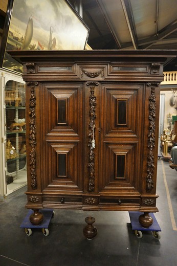 антикварная мебель - шкаф из дерева с резьбой, 19 век