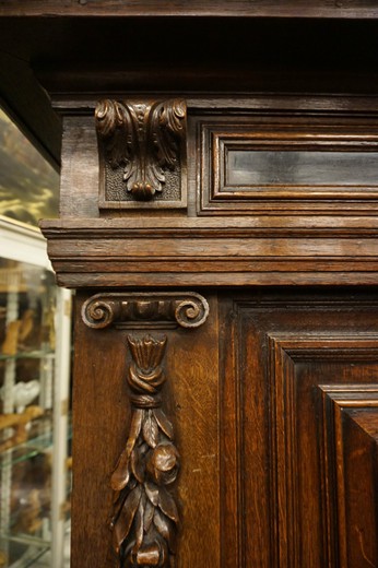 винтажная мебель - шкаф из дерева с резьбой, 19 век