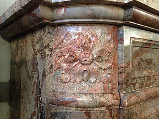 антикварный каминный портал в стиле ампир из красного мрамора