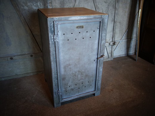 антикварная мебель - шкаф из металла, 1930 год
