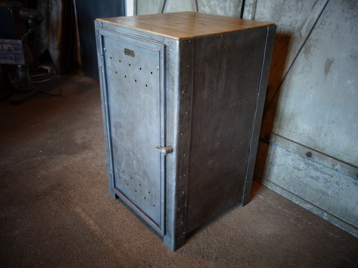 старинная мебель - шкаф из металла, 1930 год