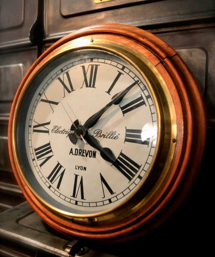 антикварные настенные часы из дуба и латуни, 20 век