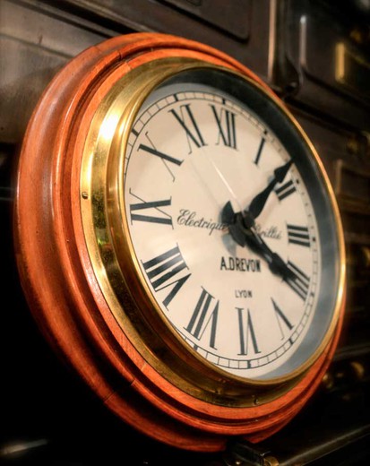 старинные настенные часы из дуба и латуни, 20 век