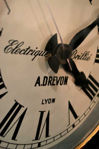 винтажные настенные часы из дуба и латуни, 20 век