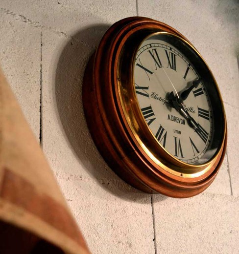 антикварные часы из дуба и латуни на стену, 30-е года
