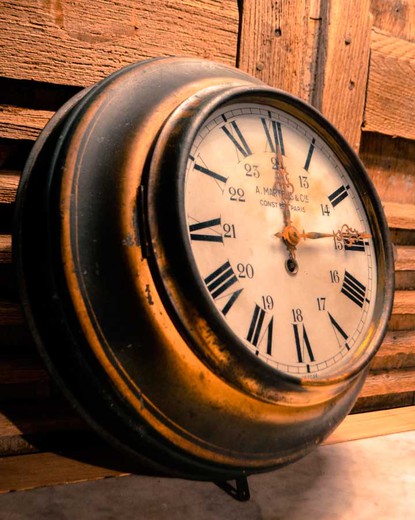 антикварные настенные часы мартенс из металла