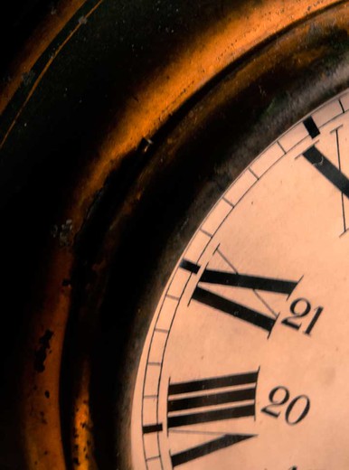 старинные настенные часы мартенс из металла