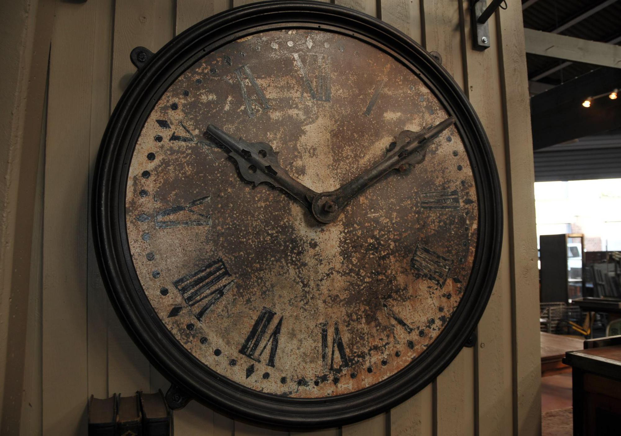 Нужны старые часы. Старые часы. Часы в старинном стиле. Старые часы на стене. Старинные часы на стене.