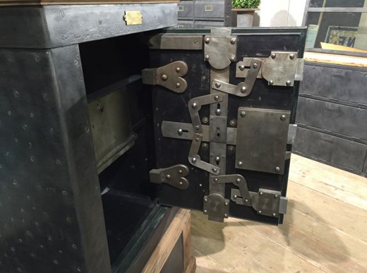 старинный металлический сейф