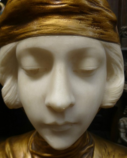старинная скульптура девушки из гипса