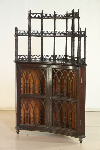 антикварный угловой шкаф неоготика из черного дерева, 19 век
