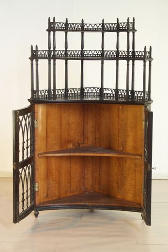 старинная мебель из черного дерева - угловой шкаф неоготика
