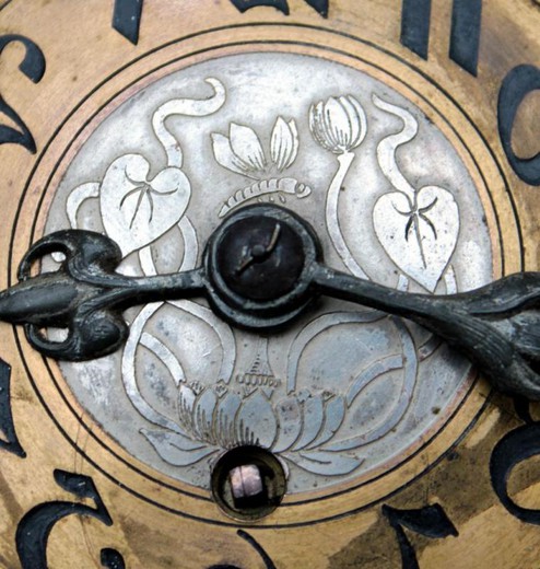 Антикварные часы в стиле ар-Нуво