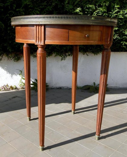 антикварный стол из красного дерева
