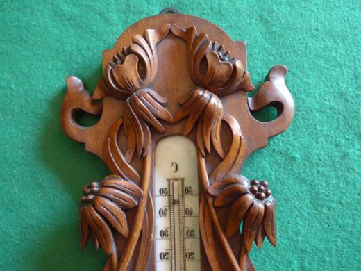 старинный барометр термометр из дерева