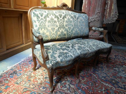 старинный диван в стиле рококо