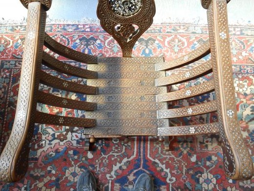 старинное кресло с резьбой