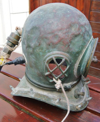 старинный предмет интерьера - шлем водолаза