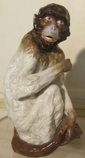 антикварная скульптура обезьянки