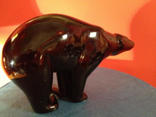 антикварный медведь из черного керамики