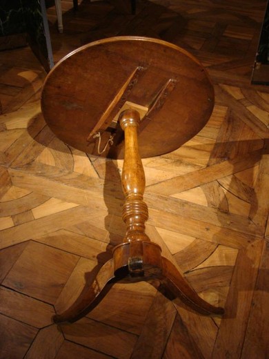 vintage round round table in walnut louis philippe