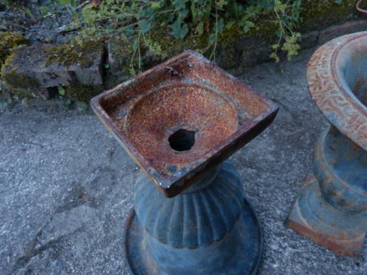 старинные чугунные вазы
