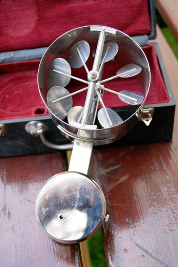 старинный антиквариат - анемометр из стали и алюминия