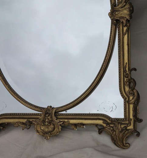 старинное зеркало из дерева с золочением