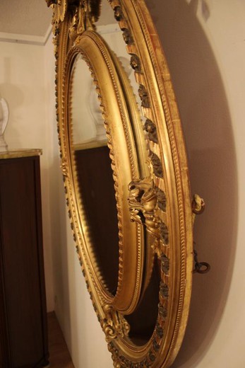 антикварное круглое зеркало из дерева с золотом
