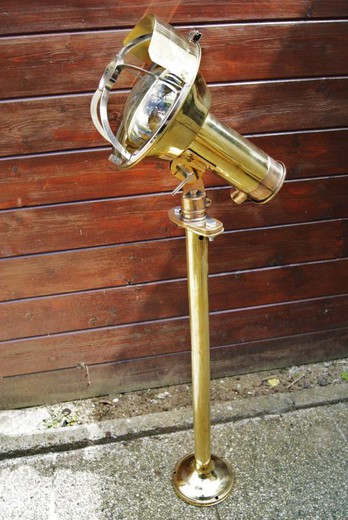 старинный телескоп с прожектором