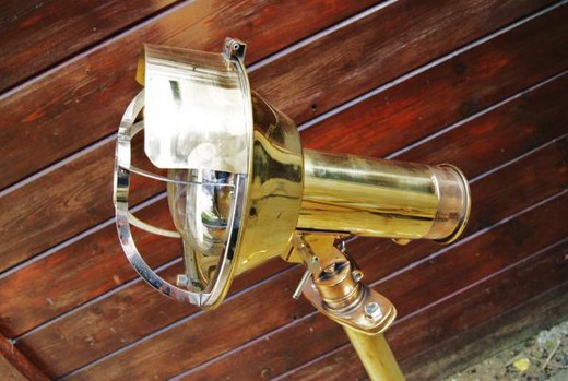 винтажный телескоп с прожектором