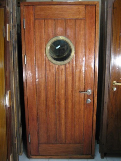 антикварная дверь с иллюминатором из красного дерева