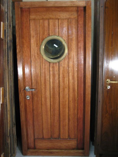 винтажная дверь с иллюминатором из красного дерева