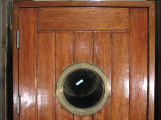 корабельная дверь антик с иллюминатором
