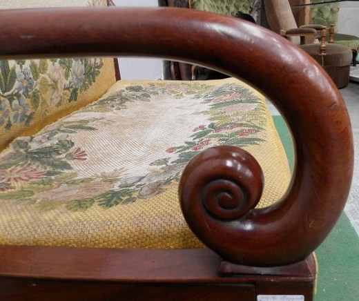 старинный диван ампир из дерева и ткани
