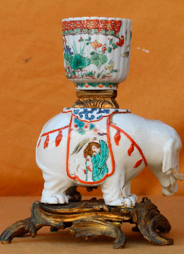 антикварная фарфоровая чашка и слон из керамики