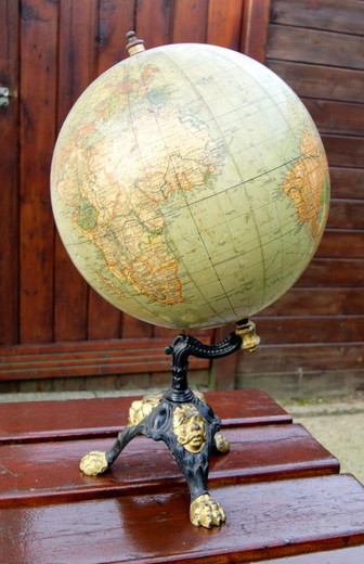 антикварный предмет интерьера - глобус 1920 года