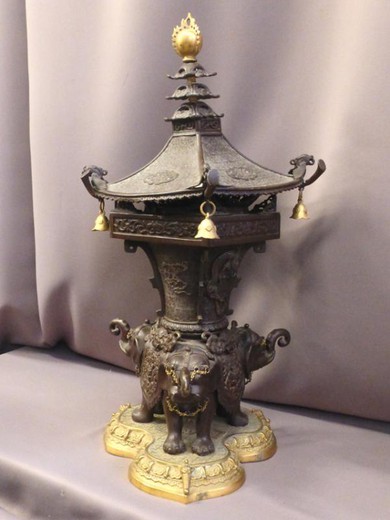 антикварная пагода из золоченой бронзы