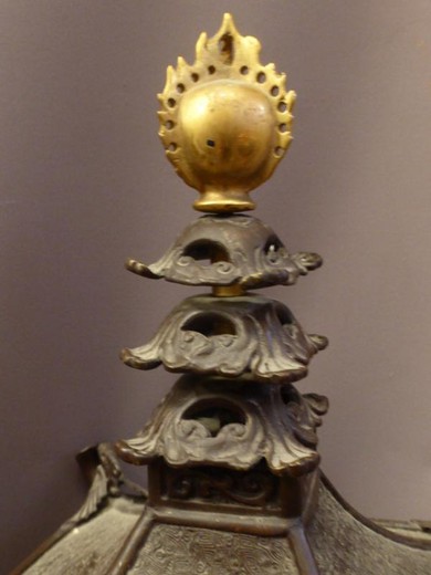 антикварный предмет интерьера - пагода из бронзы