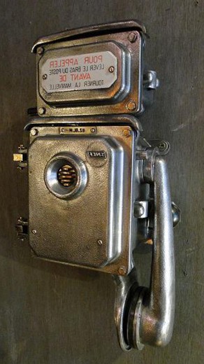 антикварный телефон из алюминия и бронзы