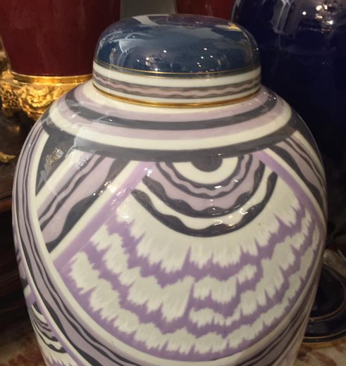 старинная фарфоровая ваза в стиле арт деко