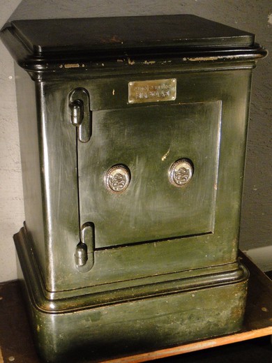 антикварный сейф из металла и латуни