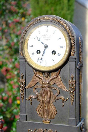 старинные маятниковые часы из бронзы и мрамора