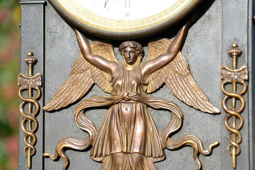 антикварные часы с маятником из бронзы