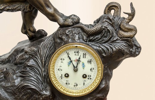необычные старинные часы из латуни