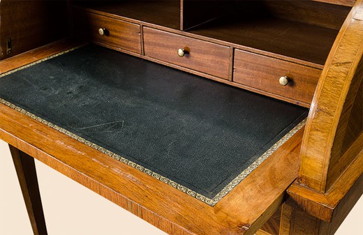старинный стол для письма из ореха