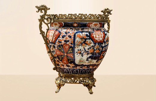 старинная ваза из латуни