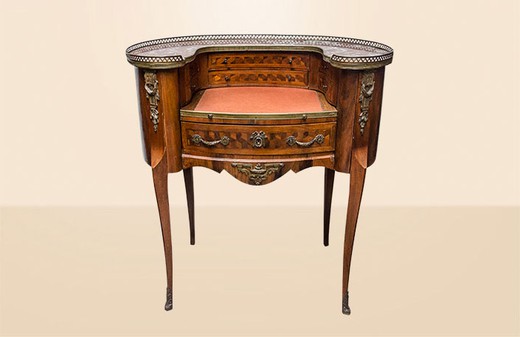антикварная мебель - дамский столик из ореха