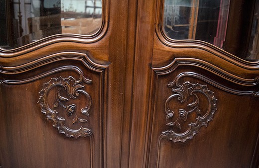 Antique showcase in the style of Louis XV. It is made of walnut. Europe, the 1880s.